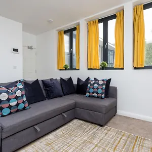 Flat 7- Spacious Flat In The Heart Of Apartment Crawley (West Sussex)