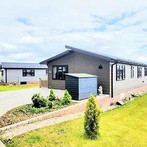 Stunning Luxury 2-bed In Routh With Hot Tub Holiday home Beverley